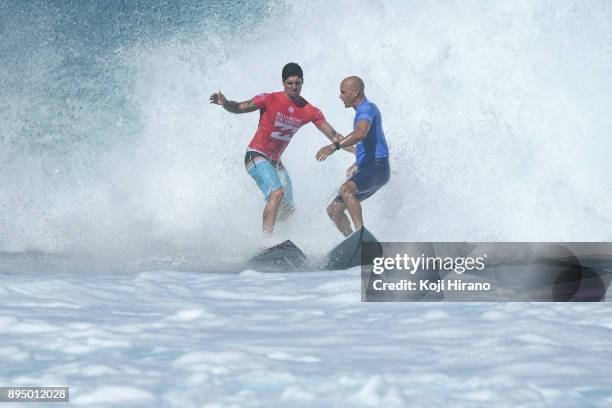 Gabriel Medina drop in and almost crashes into Kelly Slater in the 2017 Billabong Pipe Masters on December 18, 2017 in Pupukea, Hawaii.