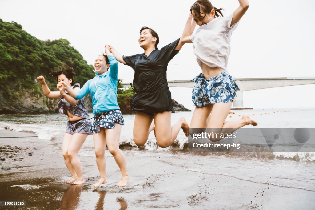 Groupe d’amis femmes sautant sur la plage
