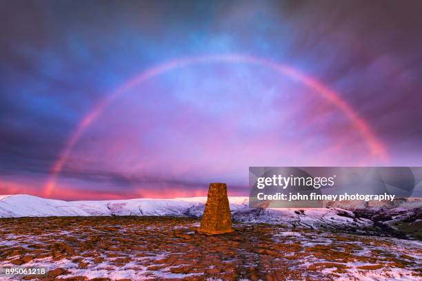 winter rainbow over mam tor summit, derbyshire, uk - mam tor stock-fotos und bilder