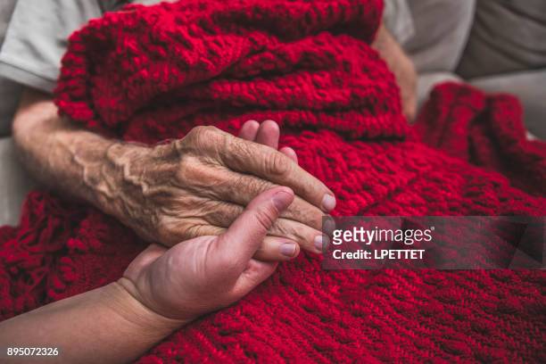 enfermera de hospicio a un paciente masculino mayor - muerte fotografías e imágenes de stock