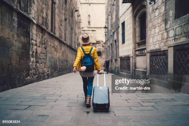 tourist visiting spain - bagagem imagens e fotografias de stock