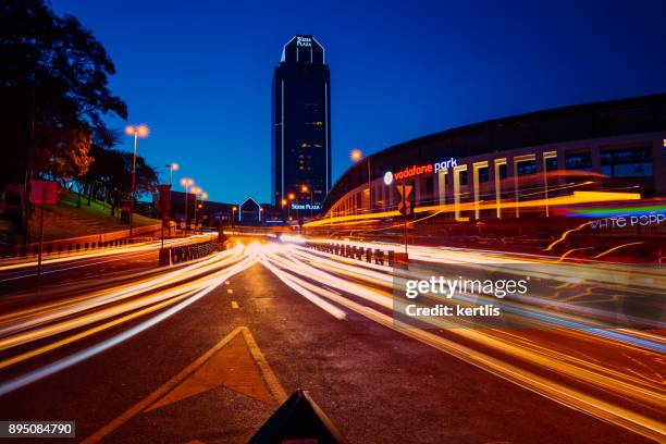 calles de la noche de estambul (suzer plasa) - vodafone fotografías e imágenes de stock