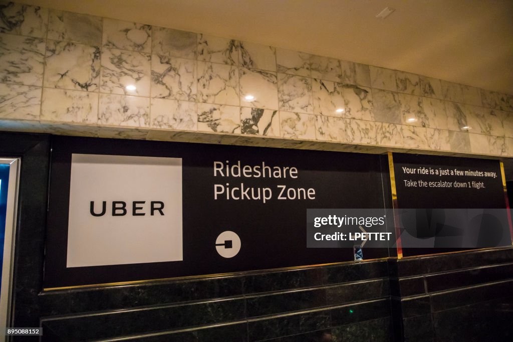 Uber Rideshare Zone Uber Rideshare Pickup Zone Signage High-Res Stock Photo - Getty Images