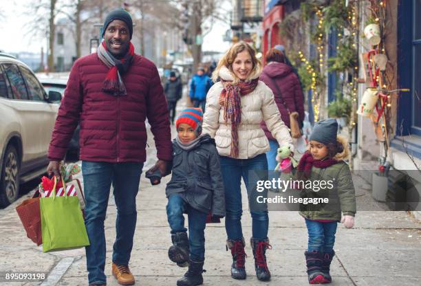 compras de navidad - día de las cajas fotografías e imágenes de stock