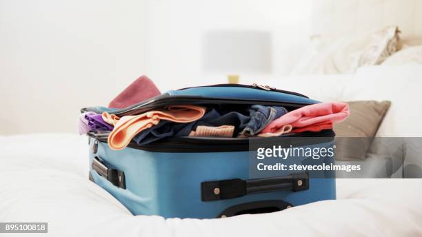 valigia troppo soffocata sopra il letto. - suitcase close foto e immagini stock