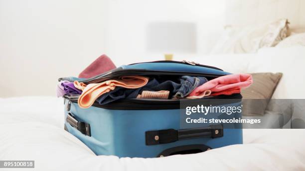 mailproviders koffer bovenop bed. - suitcase packing stockfoto's en -beelden