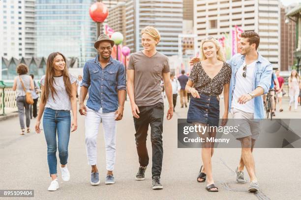 freunden zusammen pyrmont bridge darling harbour sydney australia - darling harbour stock-fotos und bilder