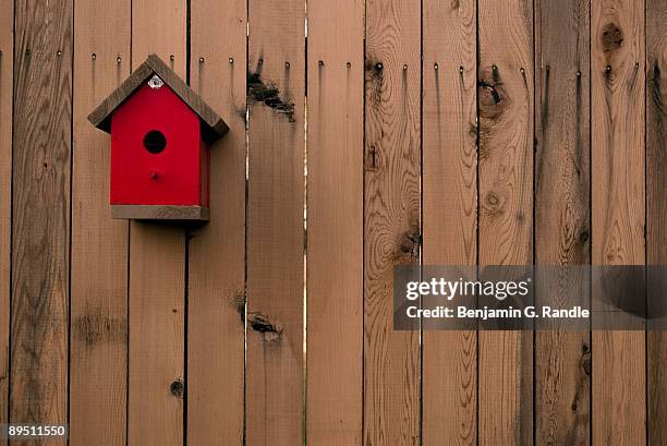 little red birdhouse - vogelhäuschen stock-fotos und bilder