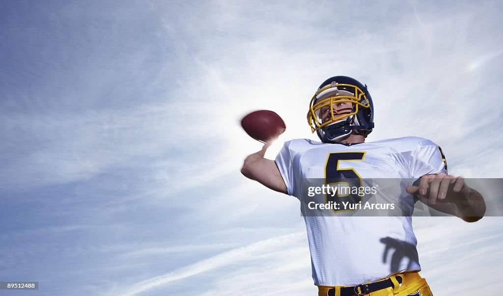 Sportler spielt Rugby mit Himmel im Hintergrund