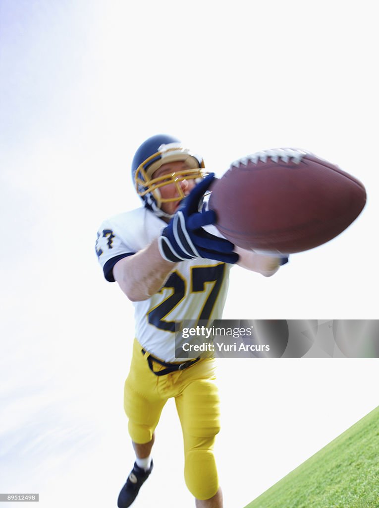 Sportif jouant avec le ballon de rugby