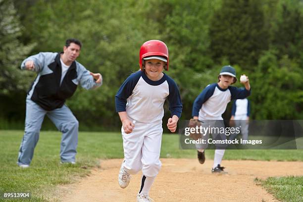 little league team playing ball - ungdomsliga för baseboll och softboll bildbanksfoton och bilder