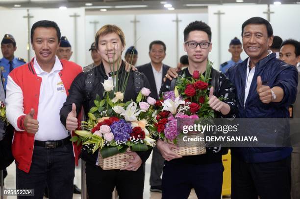 This picture taken on December 18, 2017 shows Indonesian Minister of Youth and Sport Affairs Imam Nahrawi , badminton players Marcus Fernaldi Gideon...