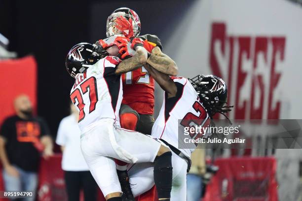 Wide receiver Mike Evans of the Tampa Bay Buccaneers catches a touchdown over Ricardo Allen and cornerback Desmond Trufant of the Atlanta Falcons in...