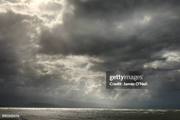 dramatic clouds over ocean - storm cloud photos et images de collection
