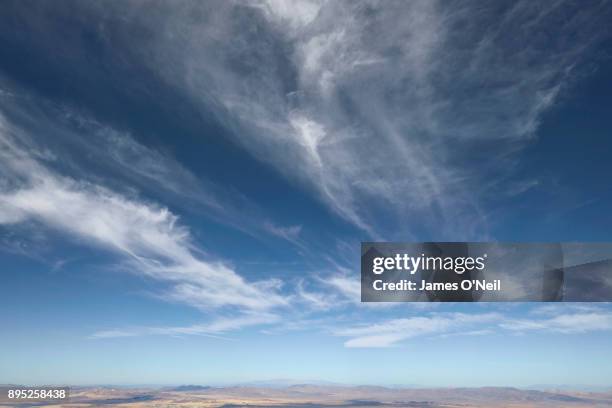 large expanse of blue sky and wispy clouds - stimmungsvoller himmel stock-fotos und bilder