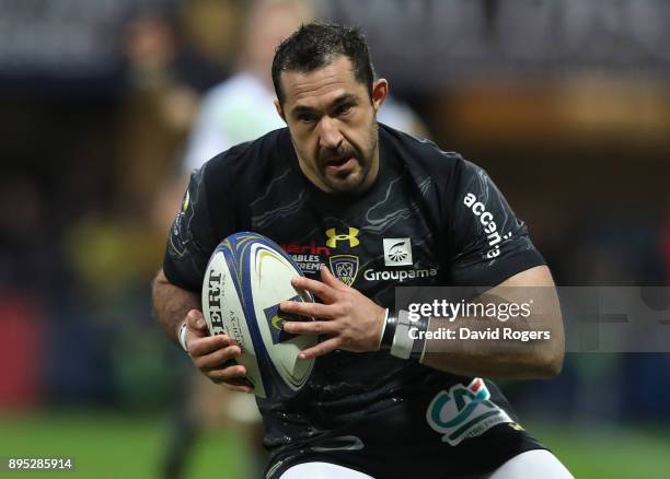 Scott Spedding of Clermont Auvergne runs with the ball during the European Rugby Champions Cup match between ASM Clermont Auvergne and Saracens at...