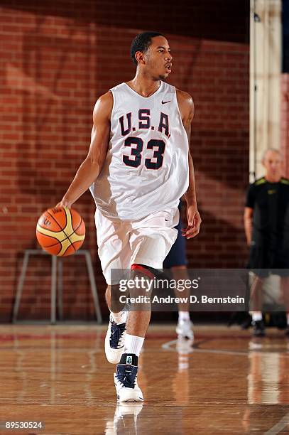 Devin Harris of the USA Men's National Basketball Team moves the ball up court during mini-camp on July 24, 2009 at Valley High School in Las Vegas,...