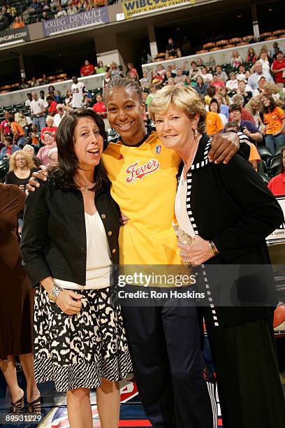 President Donna Orender presents the 2009 WNBA Inspirng Coach Award to Pat Summitt , the women's head basketball coach at Tennessee as former...