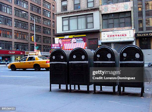 4 smiling mailboxes in new york city - store sign stockfoto's en -beelden
