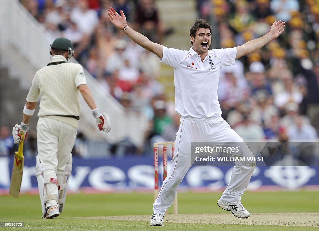 England bowler James Anderson (R) celebr