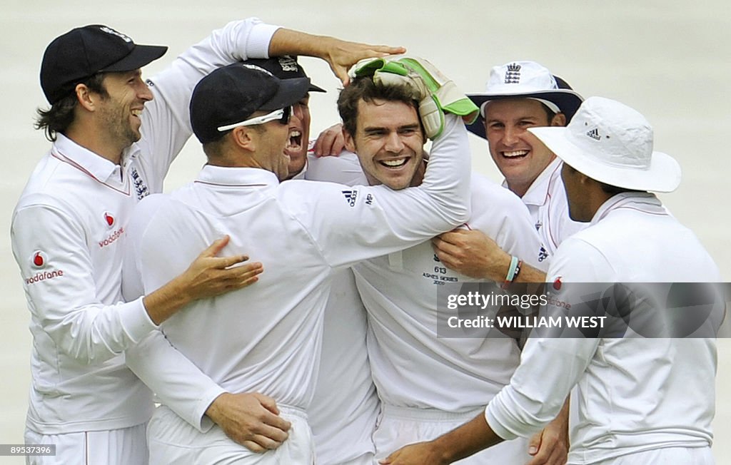 England paceman James Anderson (3rd R) c