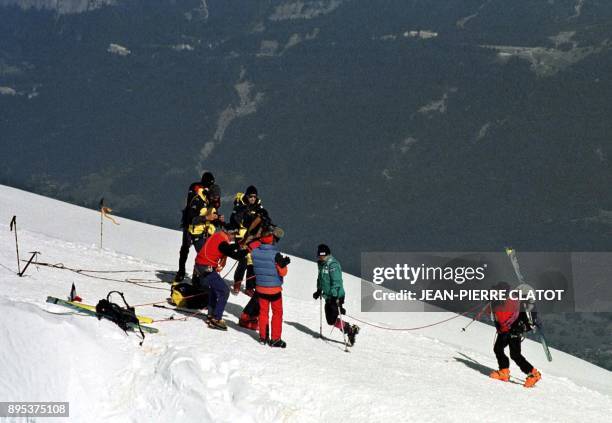 L'alpiniste unijambiste belge Arnaud Van Schevensteen , premier de cordée, suivi par son guide Aselme Baud, achève, le 26 juillet 2001, sa montée...