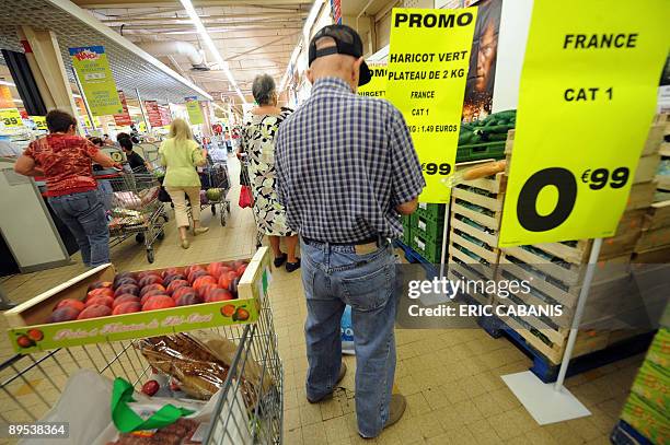 Des clients achètent des fruits, le 31 juillet 2009 dans une grande surface à Montauban, lors d'une "vente au déballage" organisée dans la galerie...