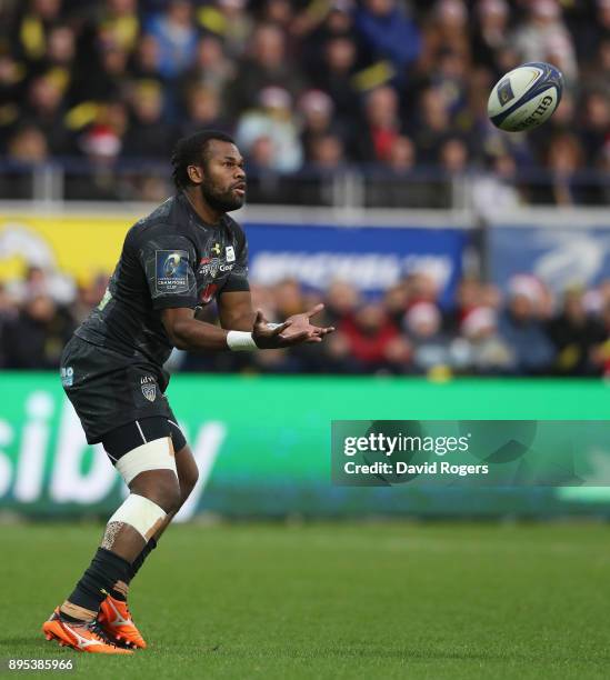 Alivereti Raka of Clermont Auvergne catches the ball during the European Rugby Champions Cup match between ASM Clermont Auvergne and Saracens at...