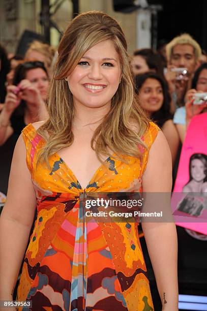 Kelly Clarkson arrives on the red carpet of the 20th Annual MuchMusic Video Awards at the MuchMusic HQ on June 21, 2009 in Toronto, Canada.