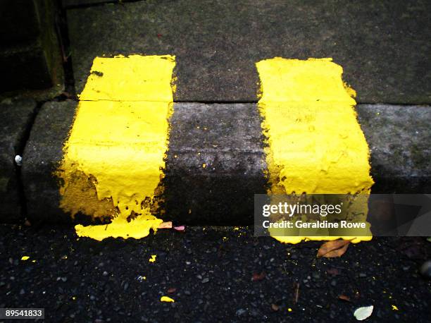 yellow lines on kerb - kerb stock-fotos und bilder