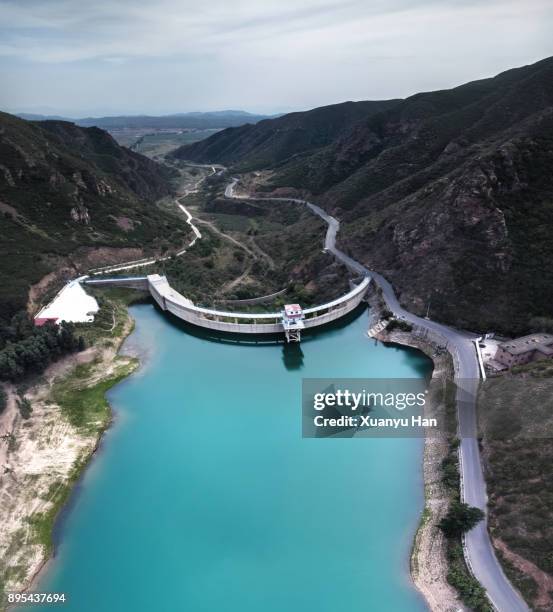 drones : mountains and lake - dique barragem imagens e fotografias de stock