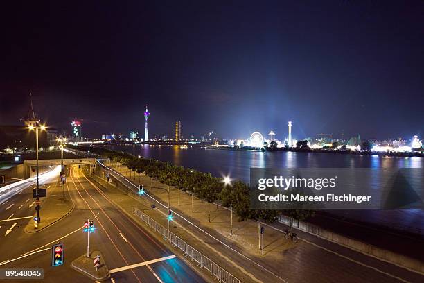 duesseldorf by night, looking over the rhine river - mareen fischinger foto e immagini stock
