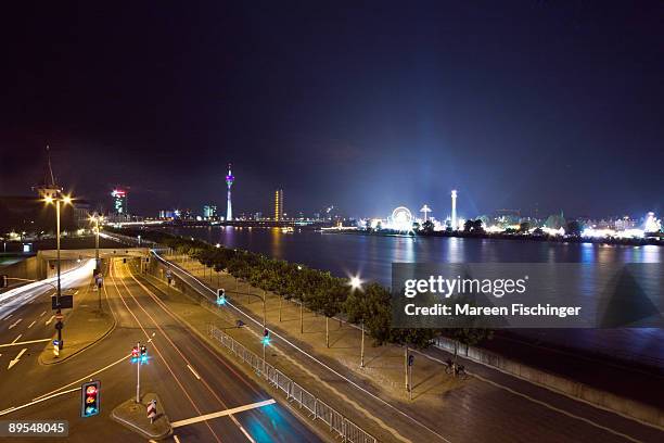 duesseldorf by night, looking over the rhine river - mareen fischinger stock pictures, royalty-free photos & images