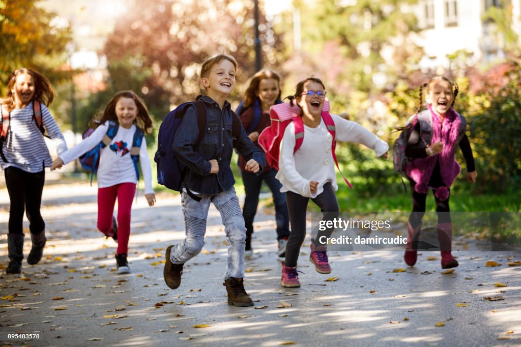 Schulkinder laufen auf dem Schulhof