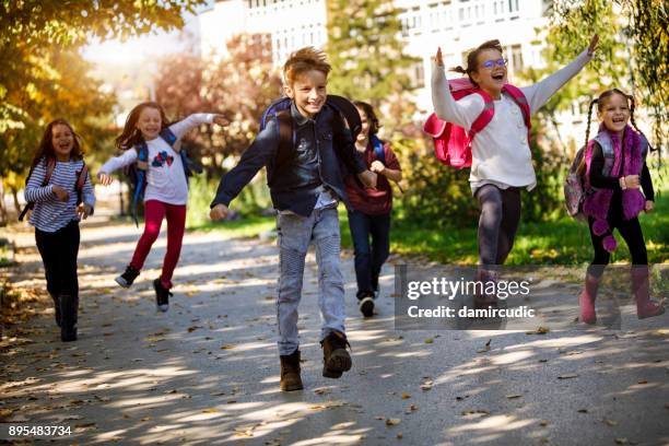 schule kinder glücklich - season 6 stock-fotos und bilder