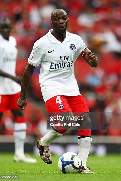 Claude Makelele of PSG runs with the ball during the Emirates Cup match between Glasgow Rangers and Paris Saint-Germain at the Emirates Stadium on...