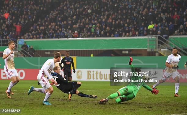 Ben Zolinski of Paderborn scores his goal during the DFB Cup match between SC Paderborn and FC Ingolstadt at Benteler Arena on December 19, 2017 in...