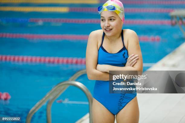 bij zwemmen klasse - tween girl swimsuit stockfoto's en -beelden