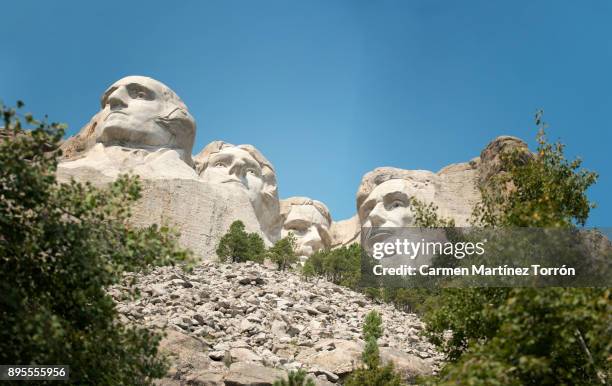 low angle view of mt rushmore national monument against clear sky - mt rushmore national monument imagens e fotografias de stock