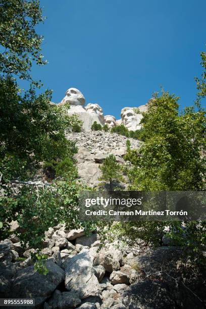 low angle view of mt rushmore national monument against clear sky - mt rushmore national monument imagens e fotografias de stock