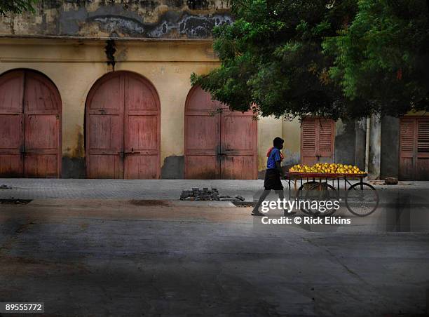 pushcart - indian road stock pictures, royalty-free photos & images