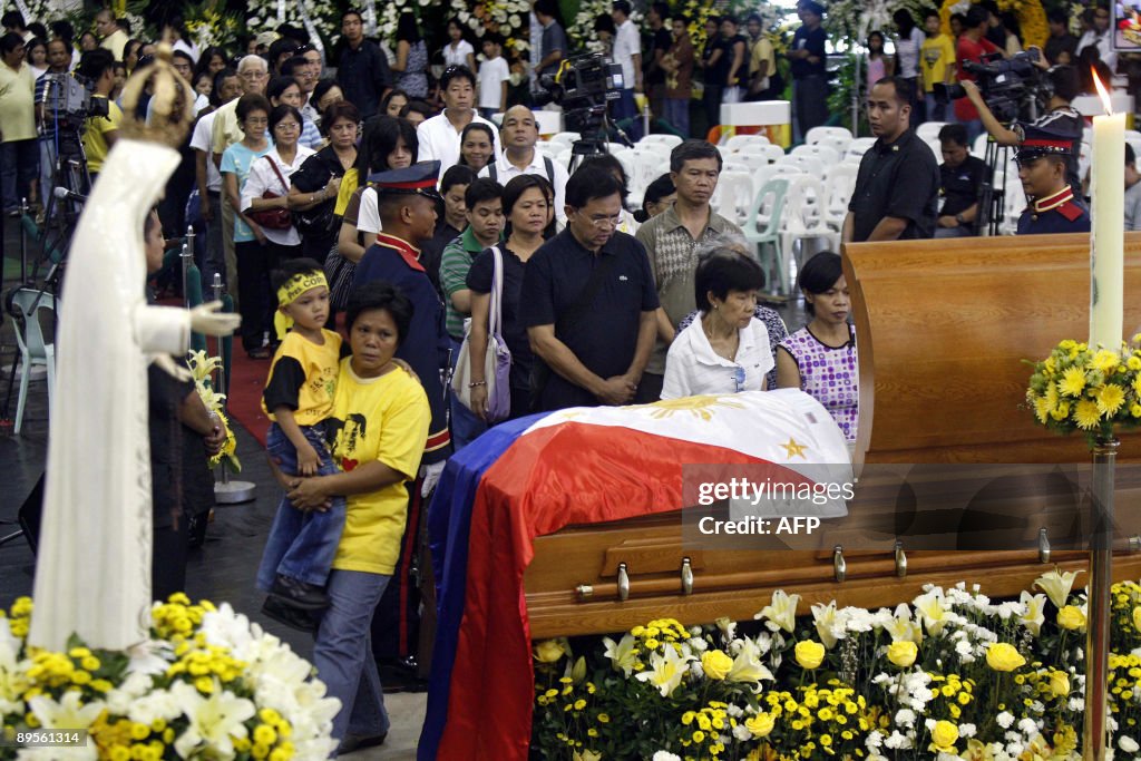 Filipinos pay their last respects as the