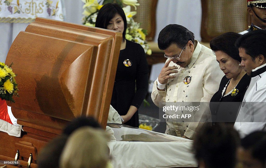Jackie Aquino (L), the niece of the late