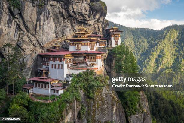 taktsang monastery, landmark of paro valley in bhutan - bután fotografías e imágenes de stock