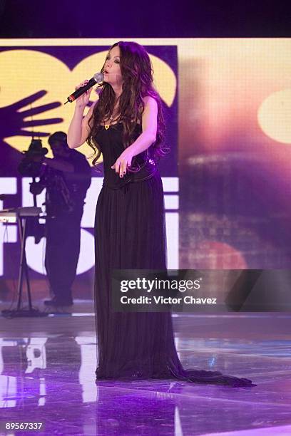 Sara Brightman, performs in Mexico Teleton 2006