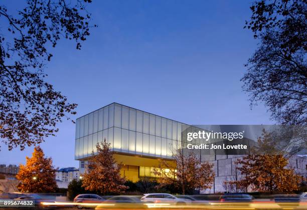 the barnes foundation art museum facade at night - barnes museum philadelphia stock pictures, royalty-free photos & images