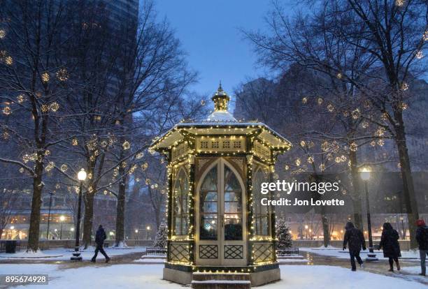 rittenhouse square with snow - philadelphia winter stock pictures, royalty-free photos & images