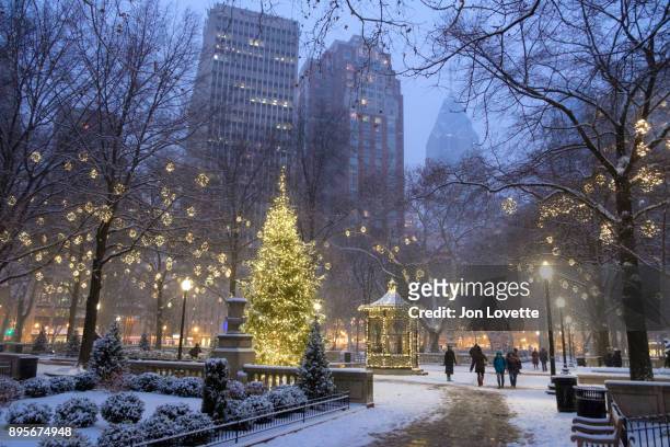 rittenhouse square with snow - philadelphia winter stock pictures, royalty-free photos & images