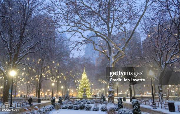 rittenhouse square with snow - philadelphia winter stock pictures, royalty-free photos & images