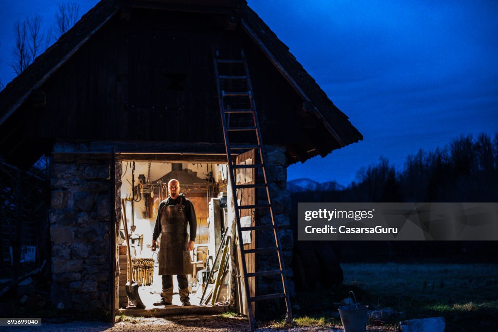 Retrato de Herrero y su fragua en el crepúsculo